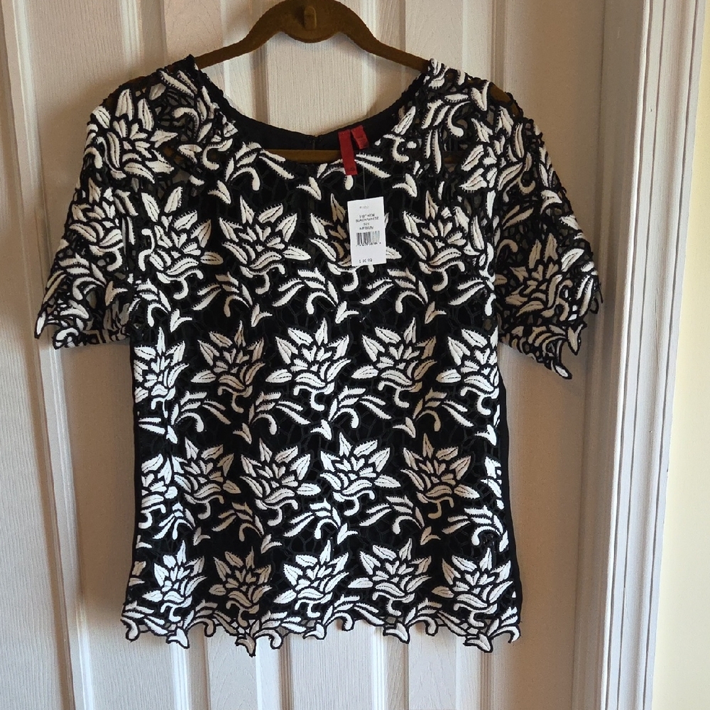 Chic Black and White Floral Blouse Nwt. Look Closeup. Great Workmanship.